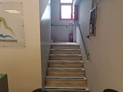 Σκάλα με κιγκλίδωμα στα δεξιά.